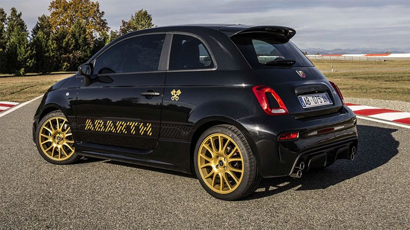 Abarth 695 75° Anniversario รุ่นพิเศษฉลอง 75 ปี Abarth ส่งท้ายเครื่องยนต์สันดาป ก่อนเข้าสู่ยุครถไฟฟ้า!