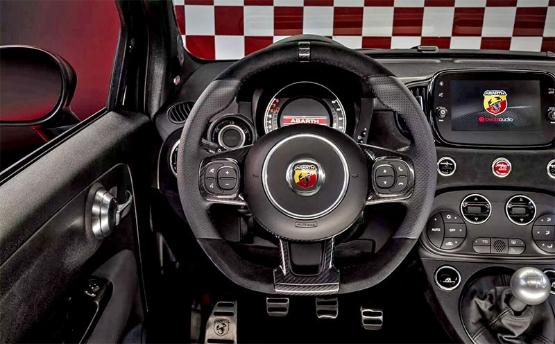 Abarth 695 75° Anniversario รุ่นพิเศษฉลอง 75 ปี Abarth ส่งท้ายเครื่องยนต์สันดาป ก่อนเข้าสู่ยุครถไฟฟ้า!