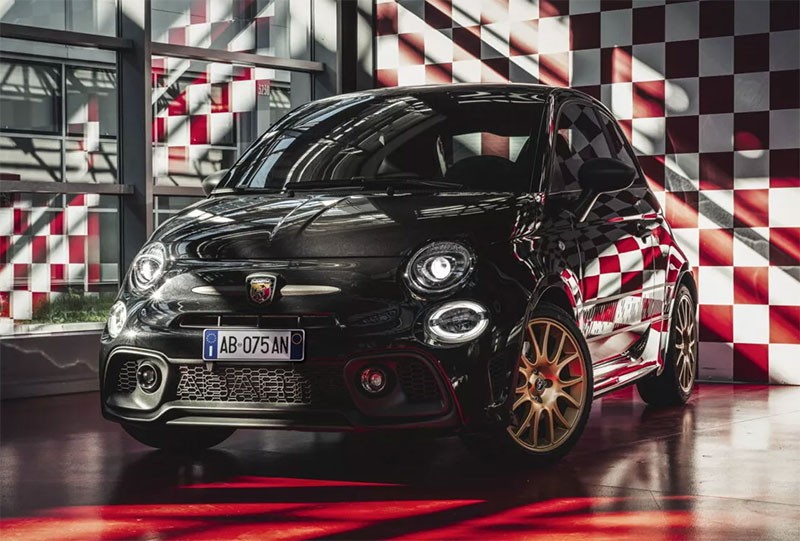 Abarth 695 75° Anniversario รุ่นพิเศษฉลอง 75 ปี Abarth ส่งท้ายเครื่องยนต์สันดาป ก่อนเข้าสู่ยุครถไฟฟ้า!