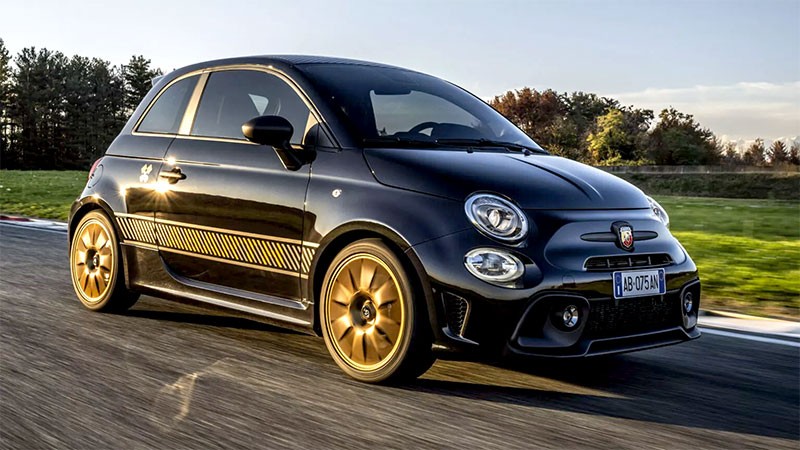 Abarth 695 75° Anniversario รุ่นพิเศษฉลอง 75 ปี Abarth ส่งท้ายเครื่องยนต์สันดาป ก่อนเข้าสู่ยุครถไฟฟ้า!