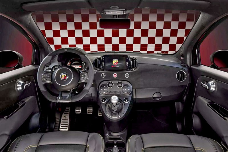 Abarth 695 75° Anniversario รุ่นพิเศษฉลอง 75 ปี Abarth ส่งท้ายเครื่องยนต์สันดาป ก่อนเข้าสู่ยุครถไฟฟ้า!