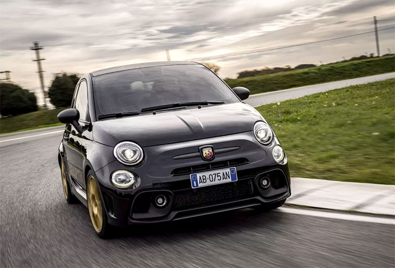 Abarth 695 75° Anniversario รุ่นพิเศษฉลอง 75 ปี Abarth ส่งท้ายเครื่องยนต์สันดาป ก่อนเข้าสู่ยุครถไฟฟ้า!