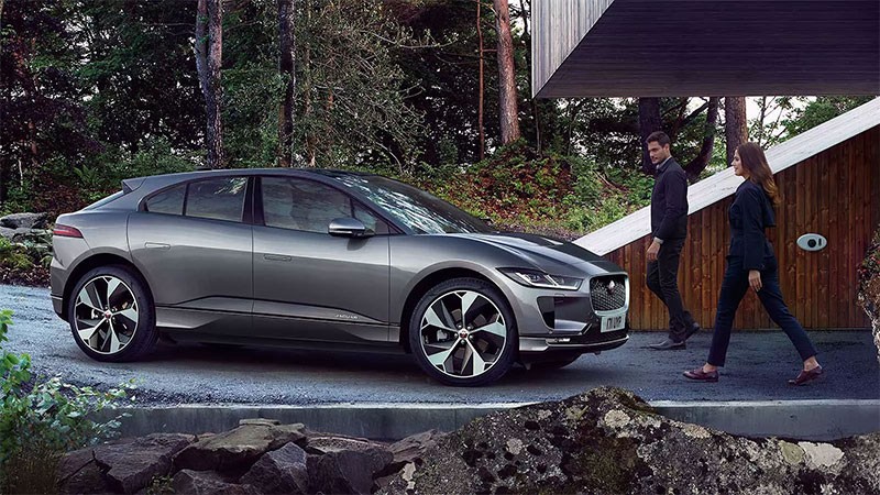 Jaguar Land Rover เตรียมปรับแผนรถยนต์ไฟฟ้าอีกครั้ง เพื่อมุ่งเน้นไปที่ระบบไฮบริดก่อน