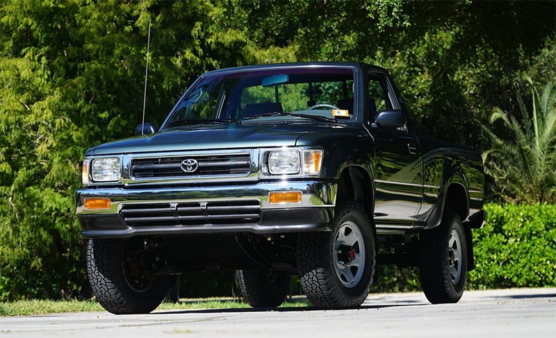 ไม่เชื่อก็ต้องเชื่อ Toyota Hilux 4WD ปี 1993 สภาพป้ายแดงจากโชว์รูม วิ่งไปแค่ 151 กม. ขายไป 2.2 ล้านบาท!