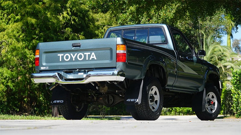 ไม่เชื่อก็ต้องเชื่อ Toyota Hilux 4WD ปี 1993 สภาพป้ายแดงจากโชว์รูม วิ่งไปแค่ 151 กม. ขายไป 2.2 ล้านบาท!
