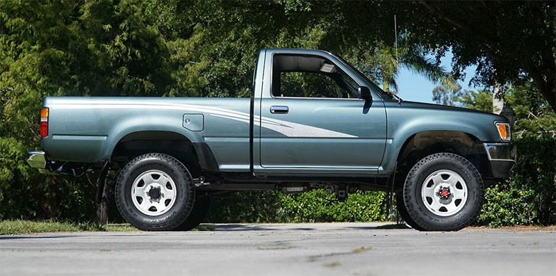 ไม่เชื่อก็ต้องเชื่อ Toyota Hilux 4WD ปี 1993 สภาพป้ายแดงจากโชว์รูม วิ่งไปแค่ 151 กม. ขายไป 2.2 ล้านบาท!